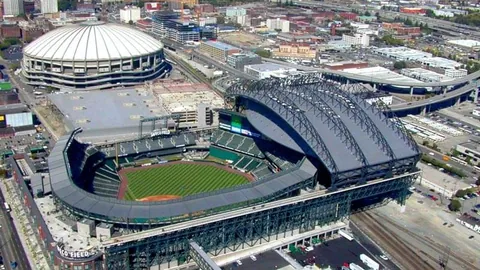 “C罗伊朗之旅：不同雕像引发关注！”